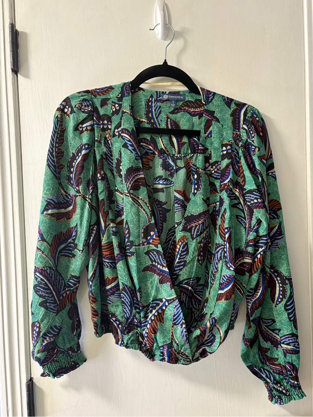 NWT - Democracy Green Leaf-Print V-Neck Blouse with Puff Sleeves